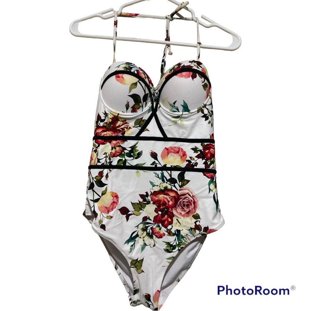 NWT Cupshe Floral 1 piece halter swimsuit size Large